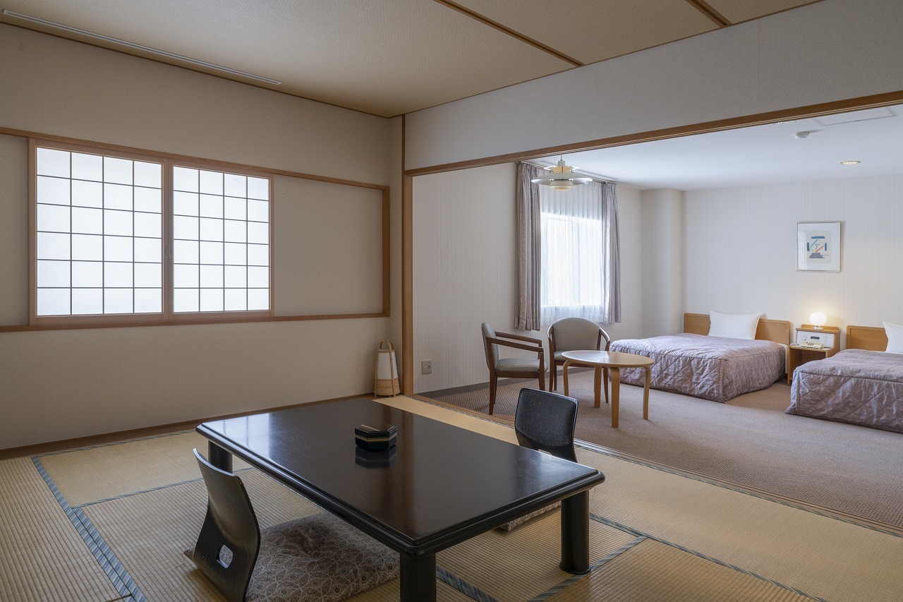 層雲閣MOUNTAIN RESORT 1923 客室（和洋室）広々とご利用頂ける和室+ツインベッドのお...