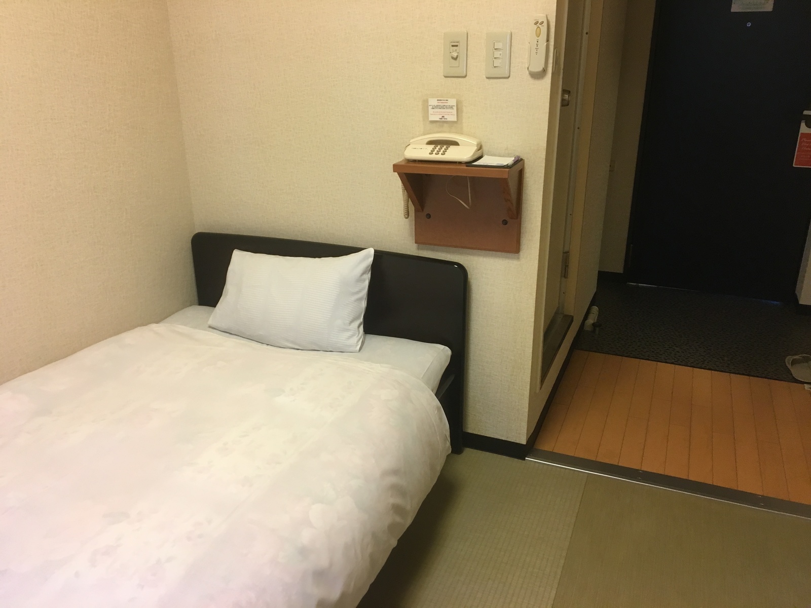 千歳第一ホテル 小さな畳のベッドルーム
靴を脱ぎ、畳に癒されベッドで...