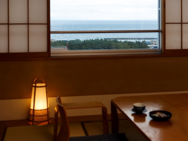 湯元啄木亭 函館の景色を一望できる、高層階のお部屋へご案内いたします。