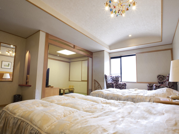 定山渓ビューホテル 【本館和洋室】6帖和室とベット2台のお部屋です
