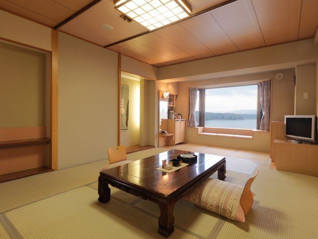 阿寒の森 鶴雅リゾート 花ゆう香 【湖側】和室10畳／阿寒湖を一望。春から夏は深緑、秋は...