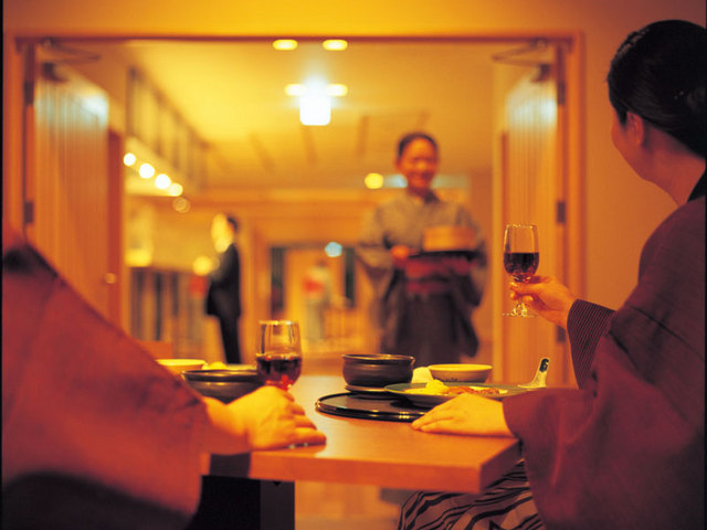 第一滝本館 【食事処】いつもより贅沢な会席を半個室のテーブル席で／特別御膳★★☆＜湯の里＞