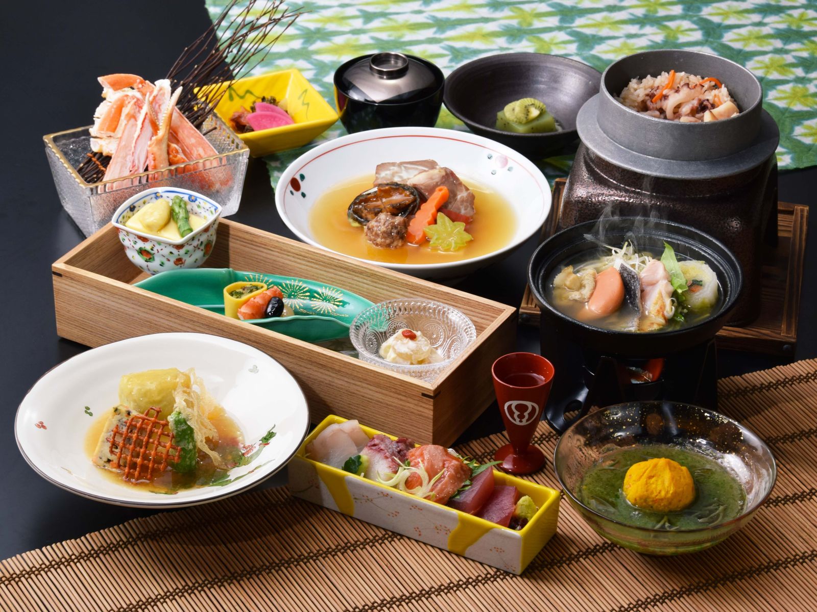 第一滝本館 【食事処】旬を感じる会席を半個室のテーブル席で／季節の御膳★☆☆＜湯の里＞