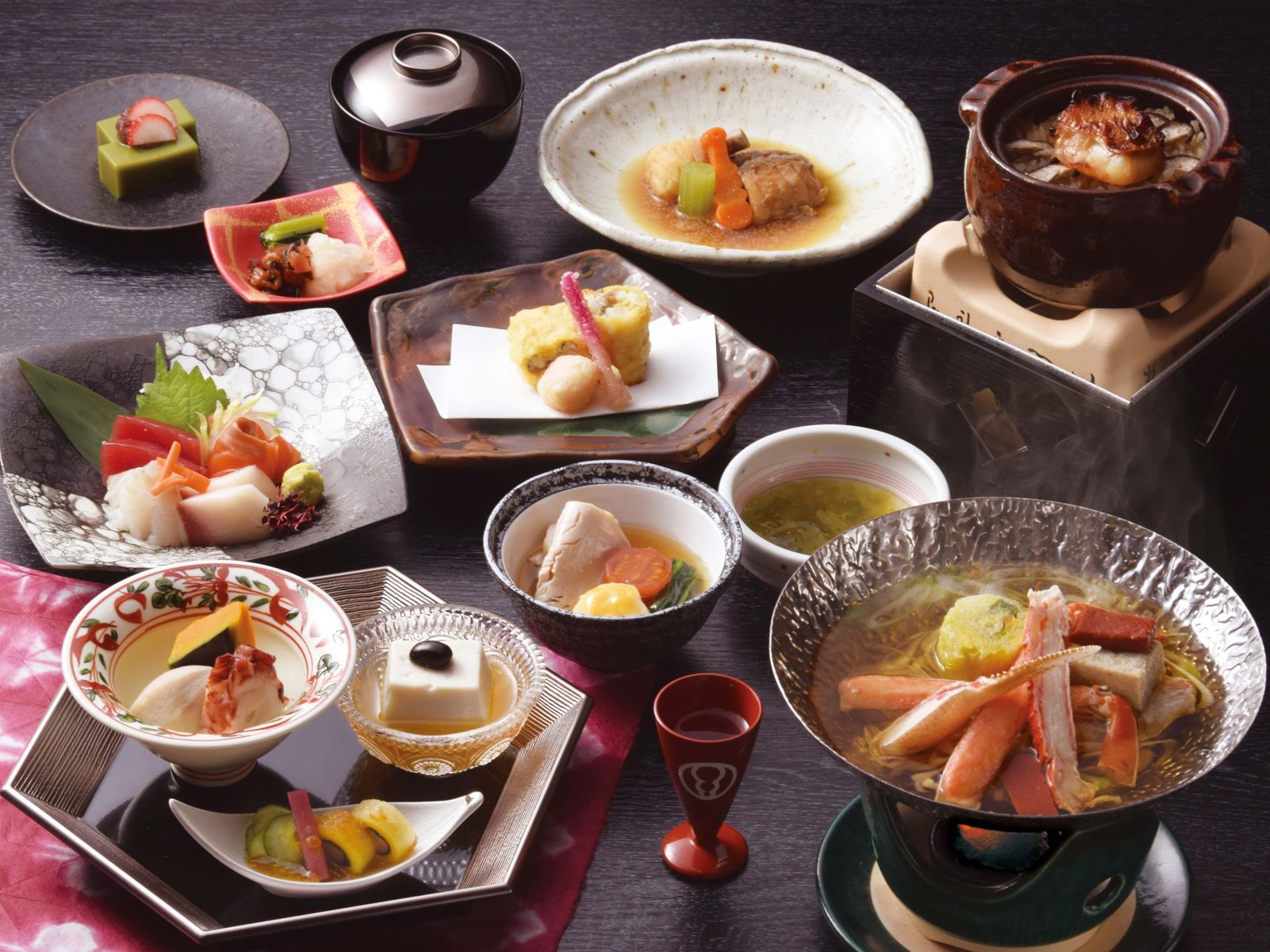 第一滝本館 【食事処】旬を感じる会席を半個室のテーブル席で／季節の御膳★☆☆＜湯の里＞