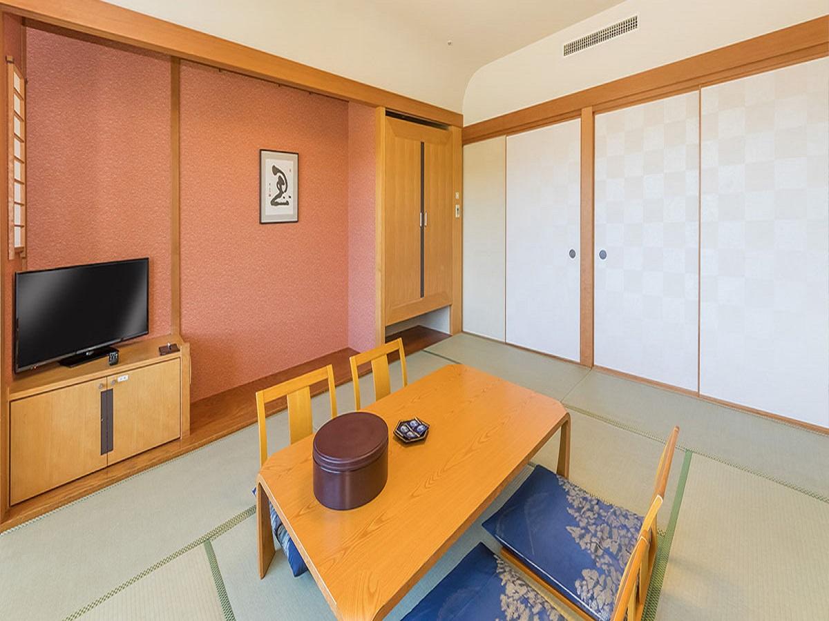 リブマックスリゾート函館 グリーンピア大沼 【モダン和室10畳】広々とした和室10畳のお部屋です。トイレとバスルームがセパレートなのも、お客様より好評いただいております。
