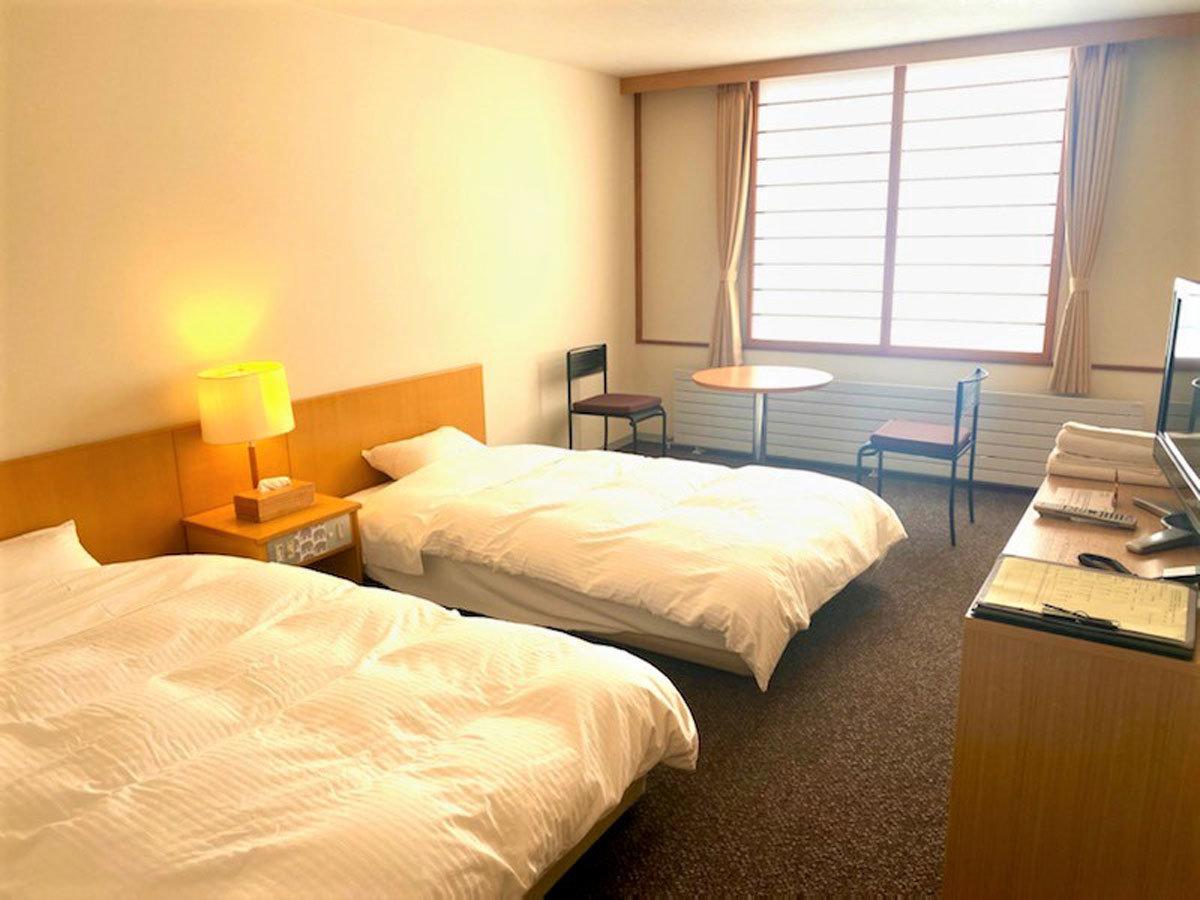 十勝ナウマン温泉 ホテルアルコ 【洋室】シングルベッドが２台あります。清潔感溢れるお部屋です。