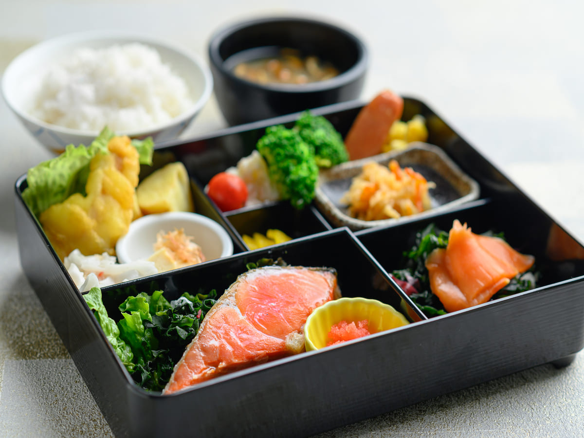 アパホテル〈札幌豊水すすきの駅前〉 【朝食付き】市場直送の海産物を使用した【焼き魚お弁当】「豊水すすきの駅」6番出口徒歩1分！