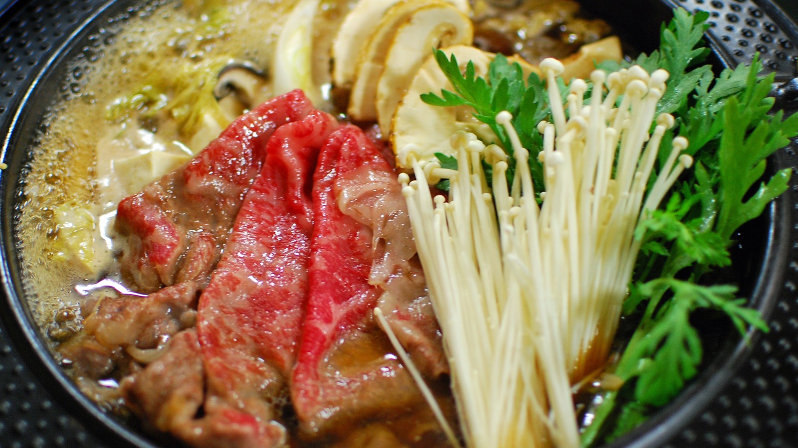 奥州平泉温泉 そば庵 しづか亭 特選グルメ！トロける前沢牛で「すき焼き」　ボリューム重視でみんなで、囲んでご夕食
