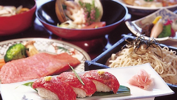 奥州平泉温泉 そば庵 しづか亭 これぞ「前沢牛」・極厚ステーキと希少部位イチボのお寿司が魅了 "トロける魅力