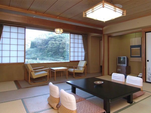 ホテル亀屋 西館和室8畳　鳴子の景色を心ゆくまで楽しめます。