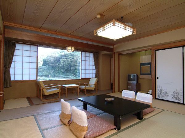 ホテル亀屋 西館和室10畳　鳴子の景色を心ゆくまで楽しめます。
