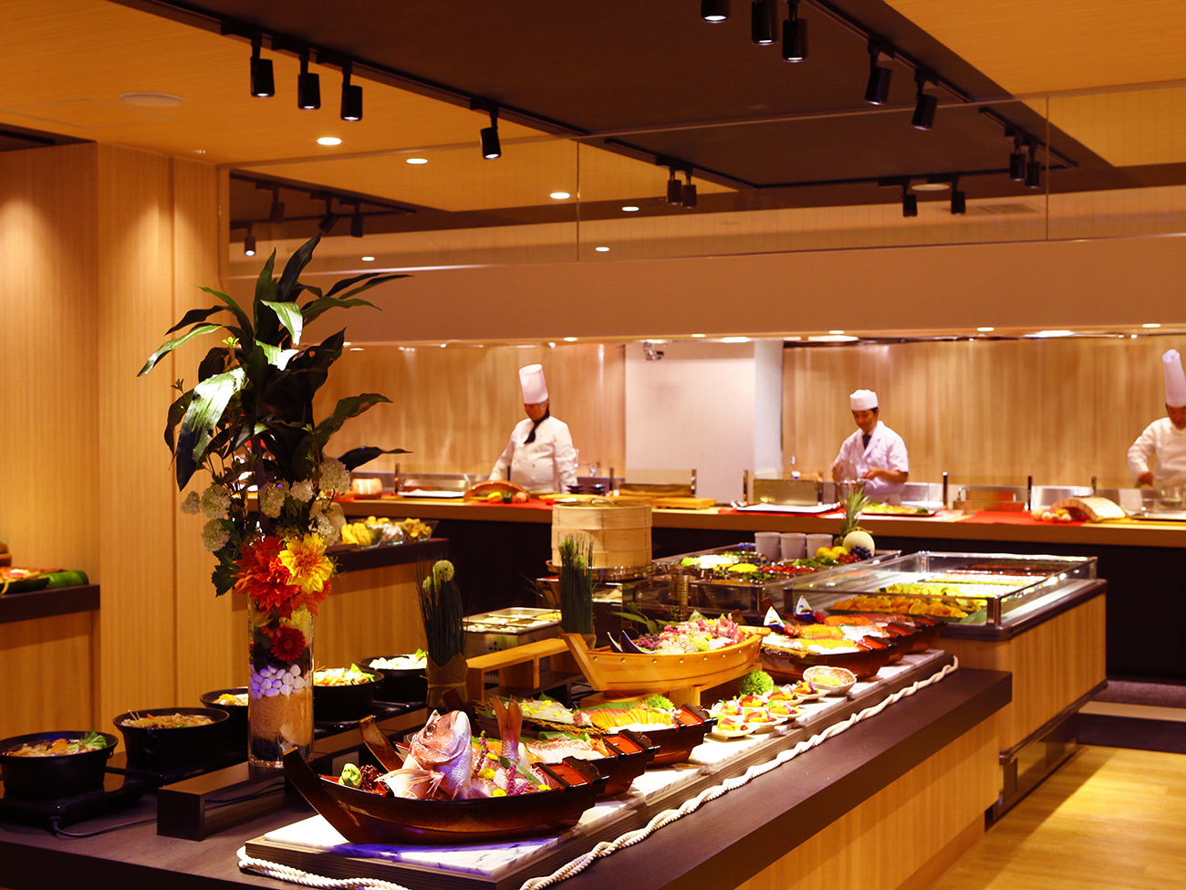 大江戸温泉物語 幸雲閣 【グルメプラン】豪華海鮮焼き（活〆鮑・ホタテ・ミナミイセエビ）付 1泊2食 基本バイキングプラン