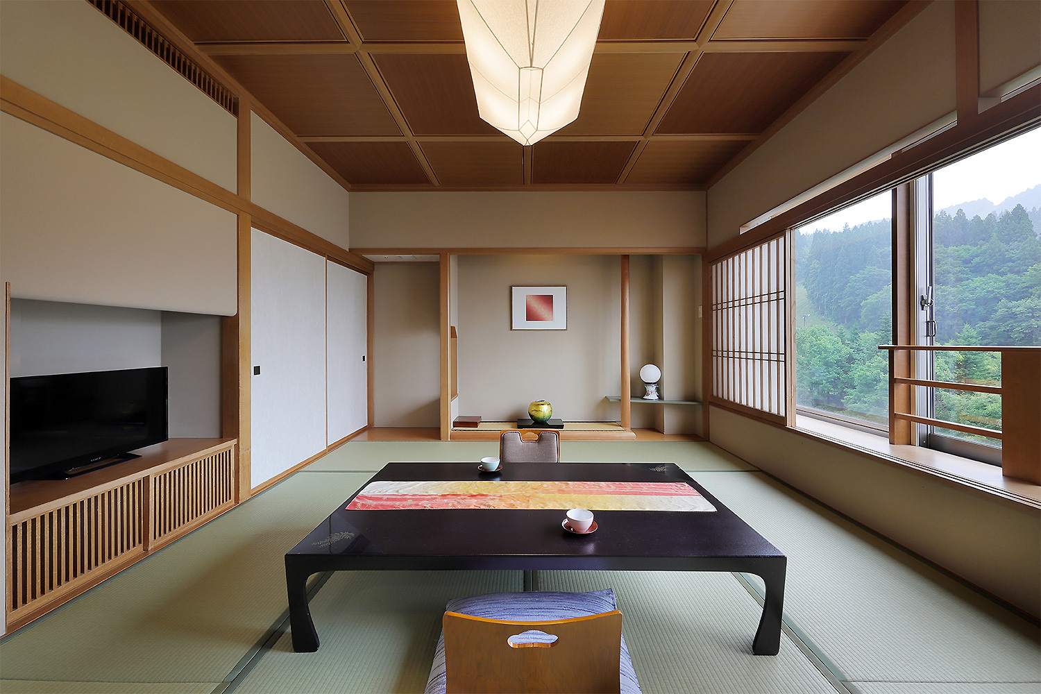 蔵王国際ホテル 特別室一例／特別室は2面を窓に囲まれとても開放的。特別...