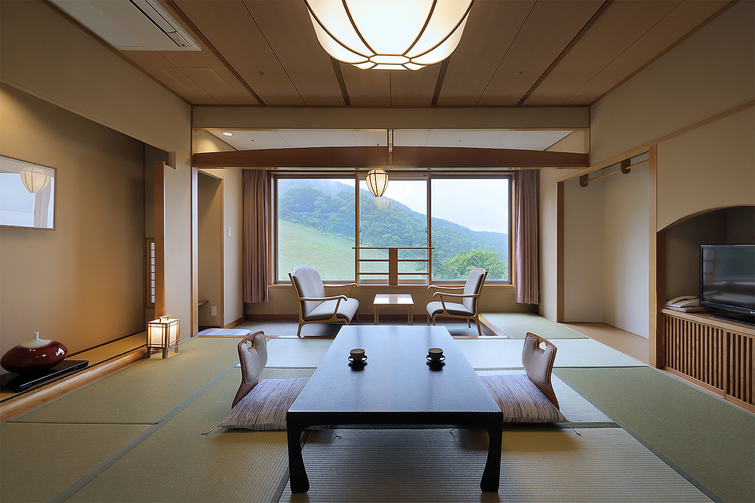 蔵王国際ホテル 南館和室一例／自然を感じる全室南向きの和室