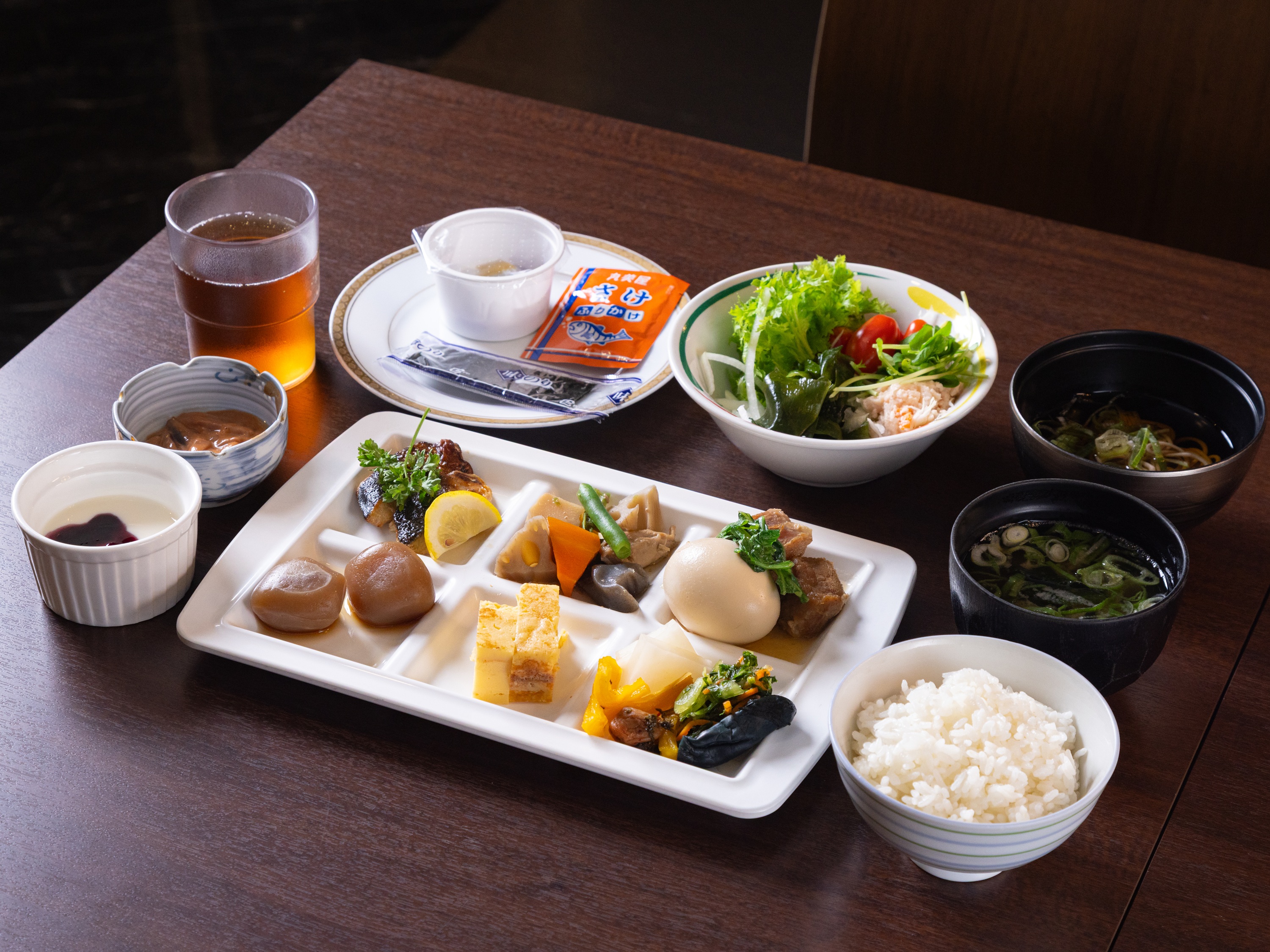 アパホテル〈山形鶴岡駅前〉 【朝食ビュッフェ付】朝6：30 OPEN♪　庄内産の新鮮な食材を多く使用した和洋約30種類のビュッフェ♪