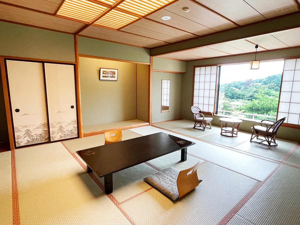 鏡が池 碧山亭 鏡ヶ池側の2階・3階にある12畳の和室です。