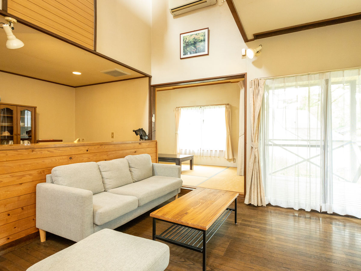 Nature cottage Akabeko 戸建てタイプ2LDKコテージ一例：リビング