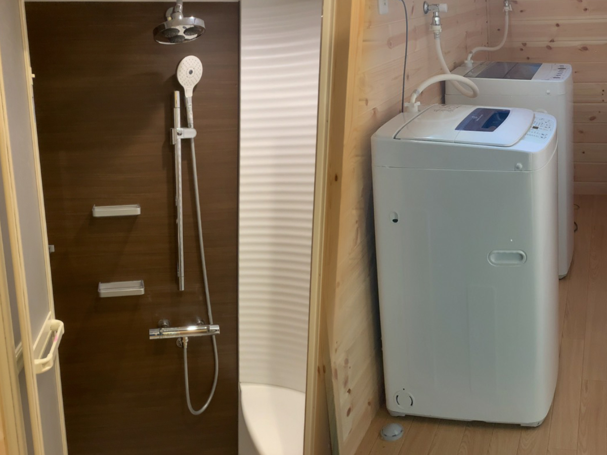 Nature cottage Akabeko 3階建コテージ：シャワー・洗濯機。浴槽はありません。