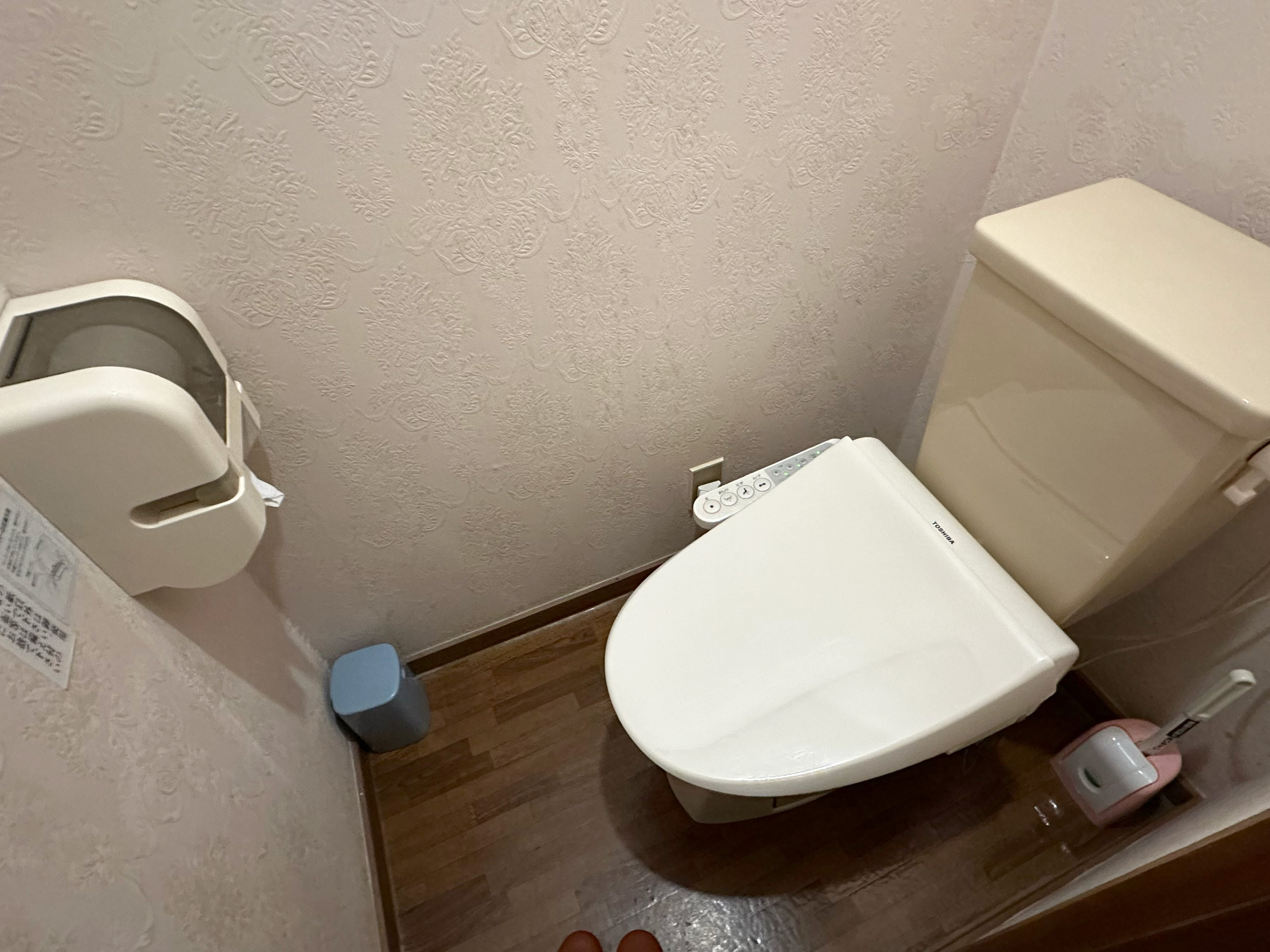 Nature cottage Akabeko リビングテラス付戸建てタイプ3LDKコテージ：洗浄機付トイレ