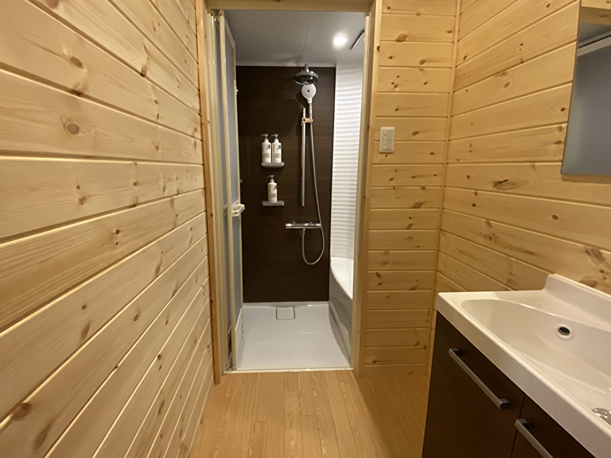 Nature cottage Akabeko ３階建コテージ：シャワールーム2つあります。