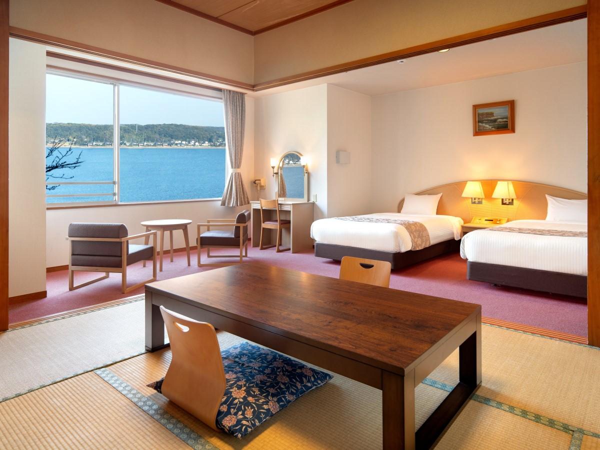 亀の井ホテル　潮来 和洋室／36㎡　ベッド2台と和室6畳のお部屋です。お部屋の浴室はユニットバスです。