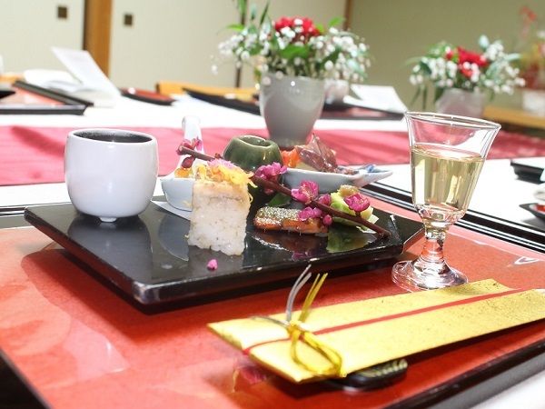 鬼怒川温泉山楽 【記念日/お祝いプラン】特別な日は山楽で！記念写真＆テーブルコーデ付◆74平米広々客室(夕朝食付)