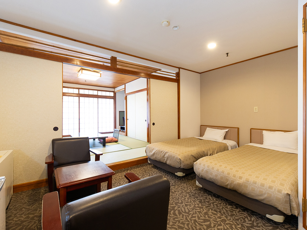 鬼怒川ロイヤルホテル 和洋室(ツイン＋10畳)のお部屋です。