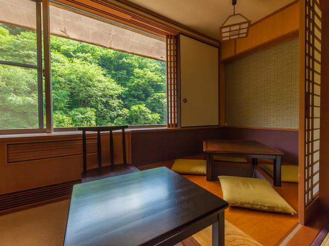 四万やまぐち館 ～本館川側和室～　川に面した当館のウリ『四万川』に面し...