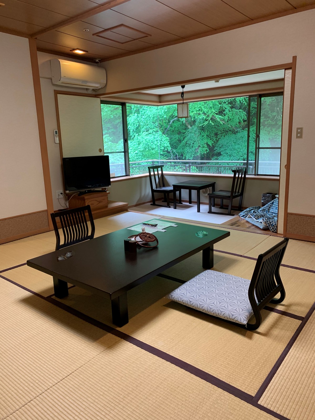 四万やまぐち館 四万川の流れと四万温泉の山々を一望するお部屋