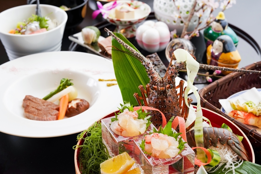 ホテル天坊 伊勢海老・米沢牛などの贅沢食材を専属料理人が提供　特別室で眺める絶景夕食プラン【１日１組様限定】