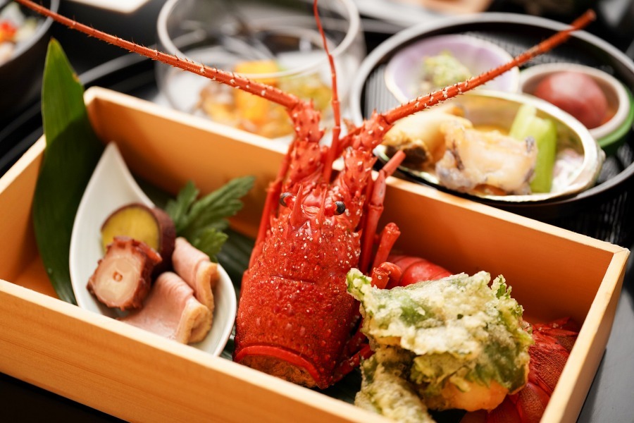 ホテル天坊 ◆伊勢海老の姿盛り・米沢牛サーロインステーキ・アワビ◆料亭個室で贅沢に味わう厳選会席プラン
