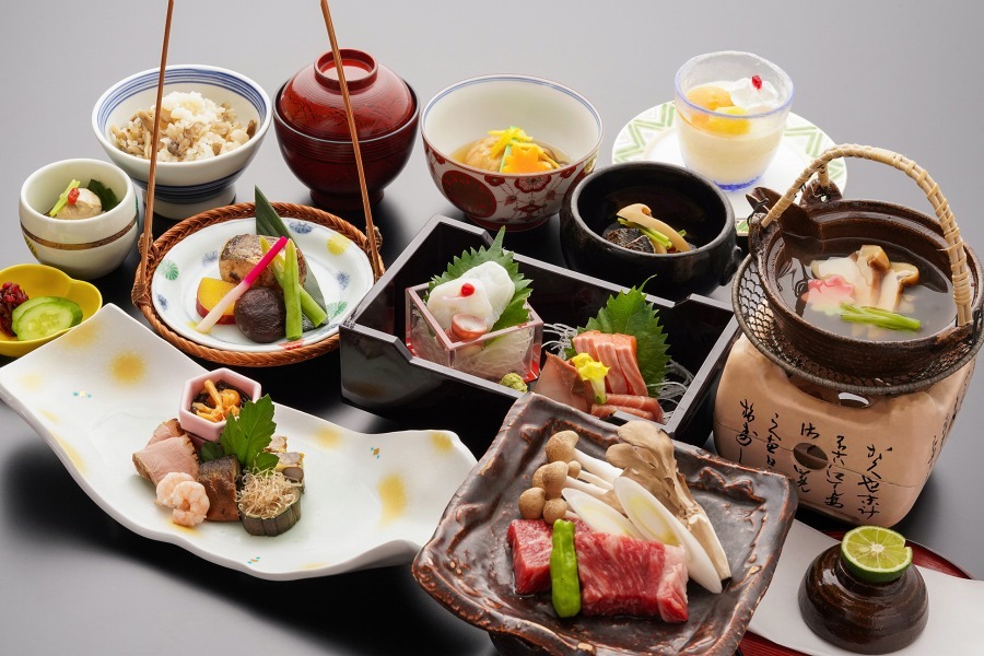 ホテル天坊 香る松茸3品と個室空間　料理重視のグループ向け会席