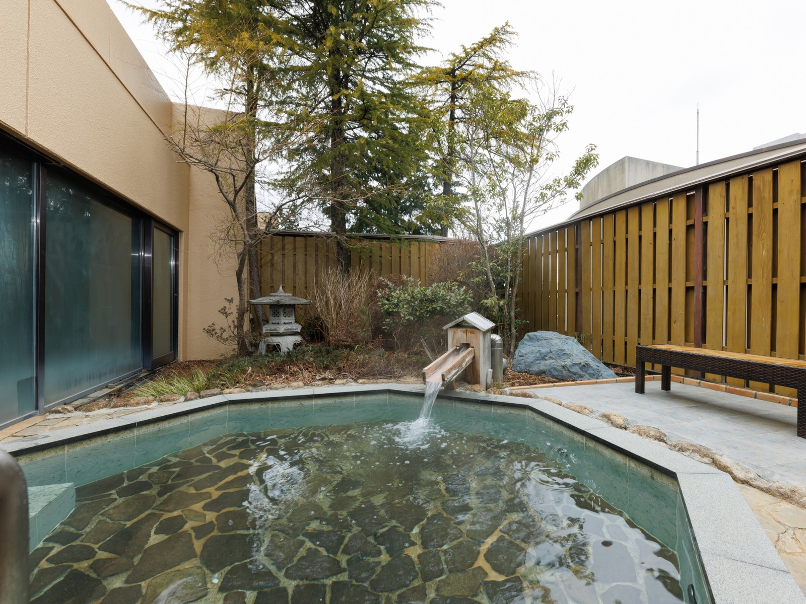 温泉宿塚越屋七兵衛 揚げたての舞茸の天ぷらは絶品です！夕食の“七兵衛膳”に舞茸の天ぷらを追加し、お食事会場で味わう♪  