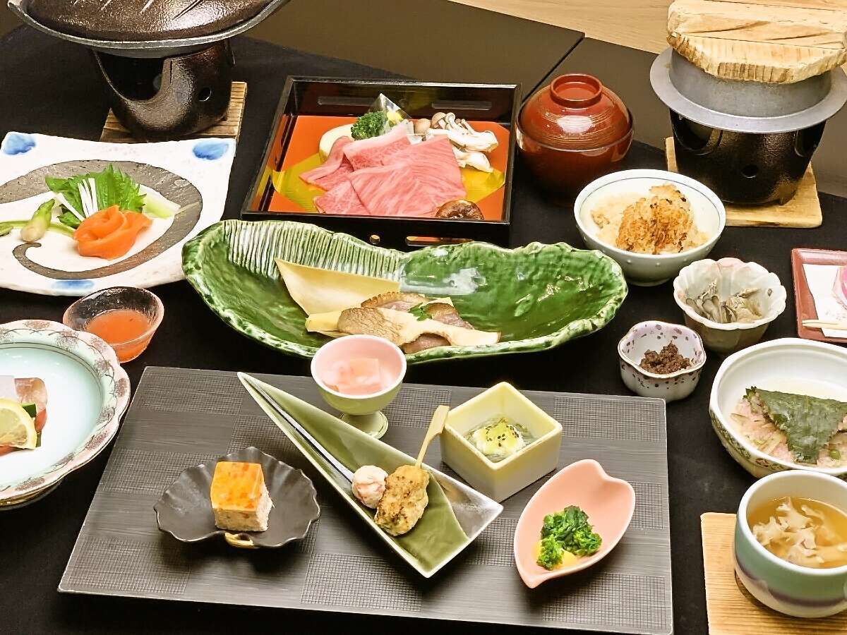 温泉宿塚越屋七兵衛 揚げたての舞茸の天ぷらは絶品です！夕食の“七兵衛膳”に舞茸の天ぷらを追加し、お食事会場で味わう♪  