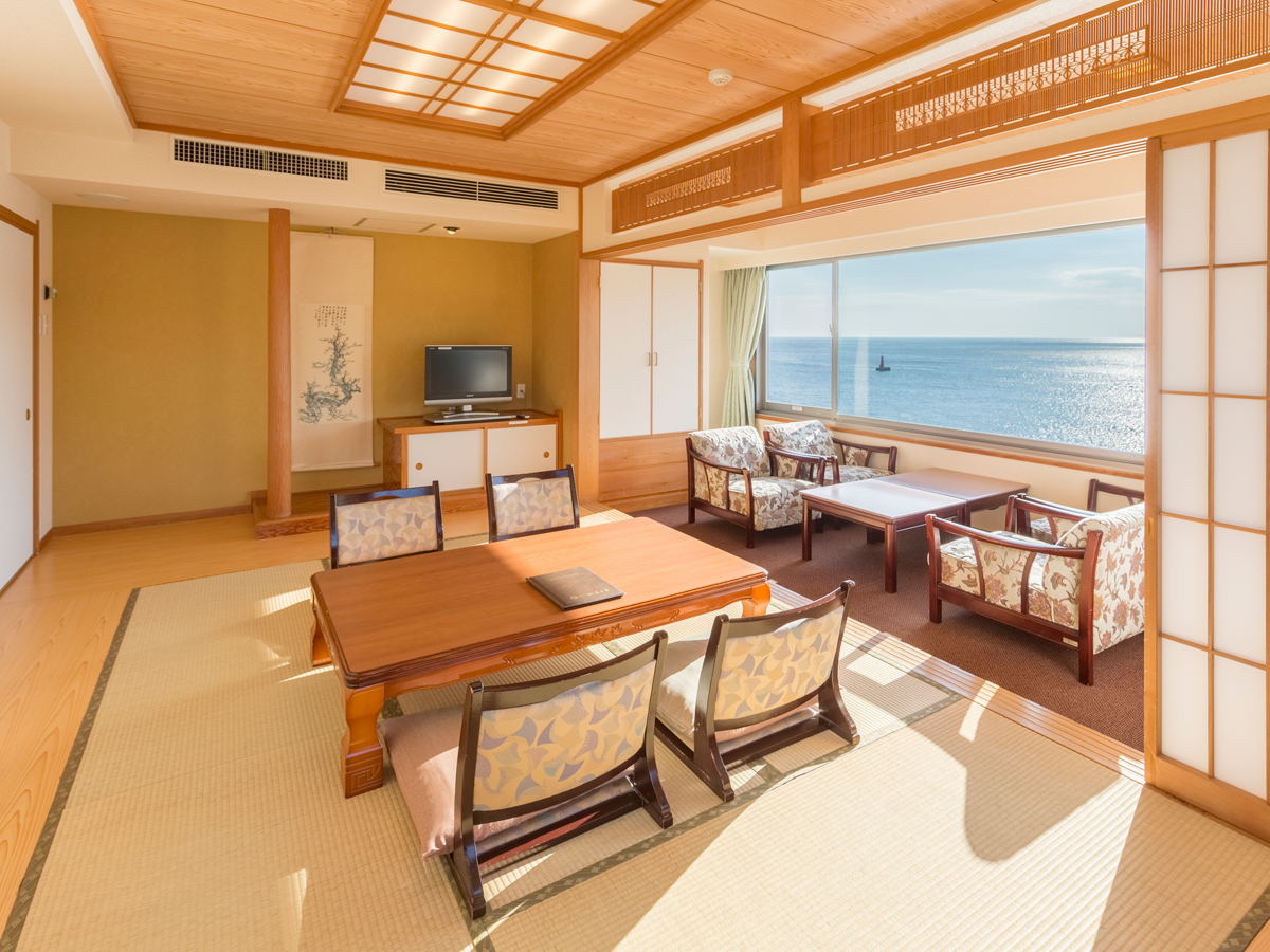 三日月シーパークホテル安房鴨川 眼下に太平洋を一望できる和洋室タイプのお部屋です。