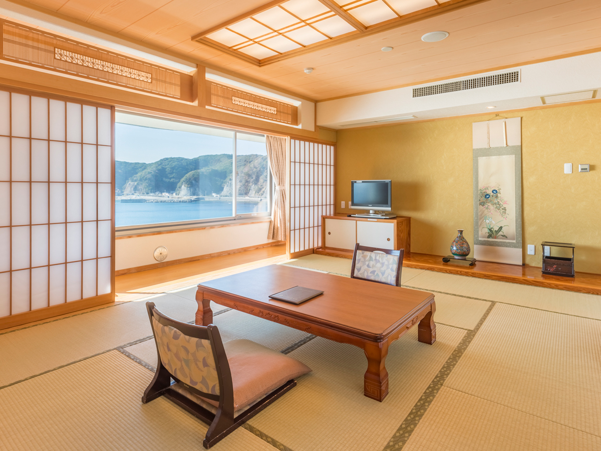 三日月シーパークホテル安房鴨川 眼下に太平洋を一望できる和洋室タイプのお部屋です。