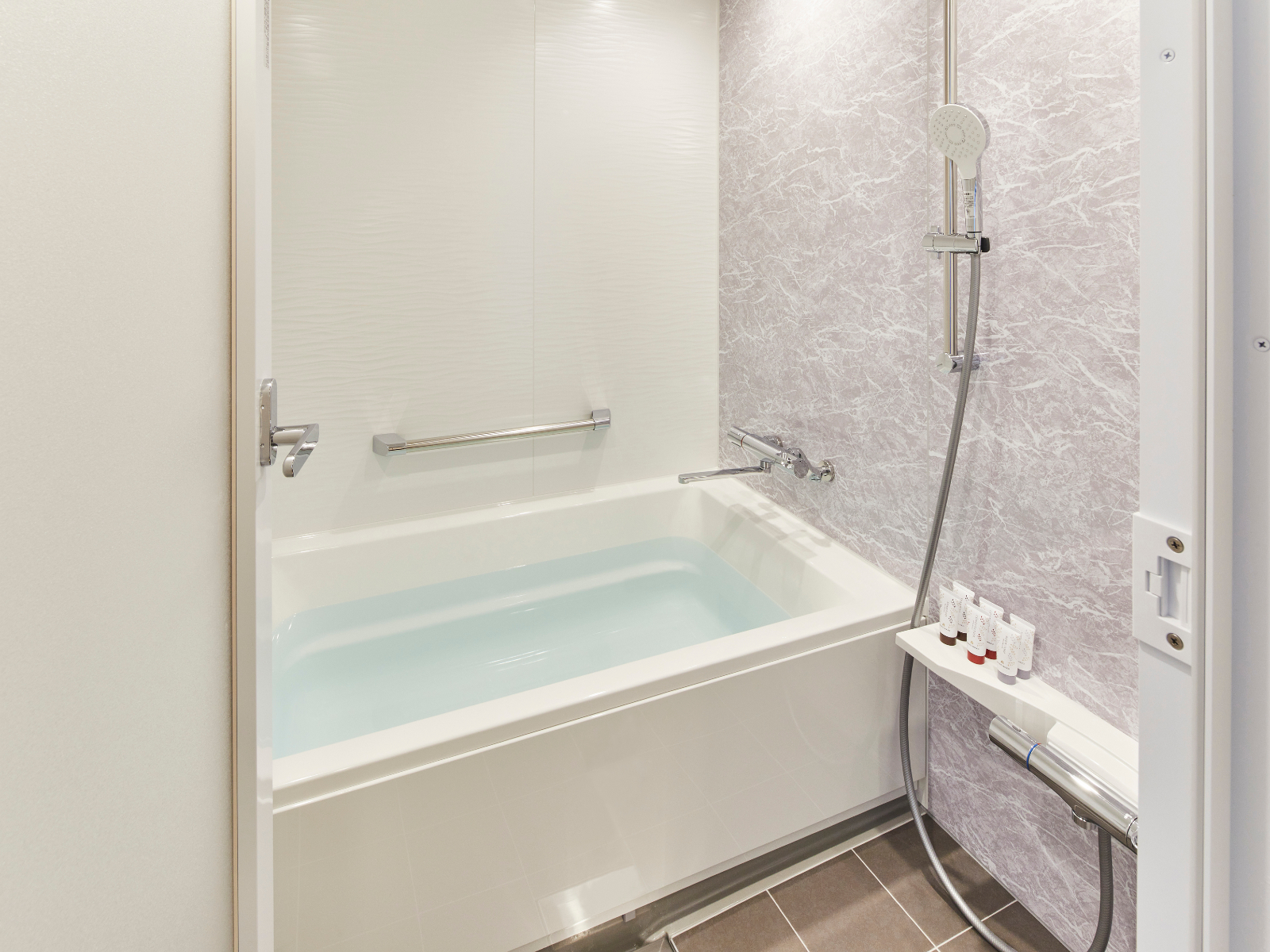 グランドニッコー東京ベイ舞浜 ◇洗い場付きの浴室で心身ともに癒されて。（ニッコースー...