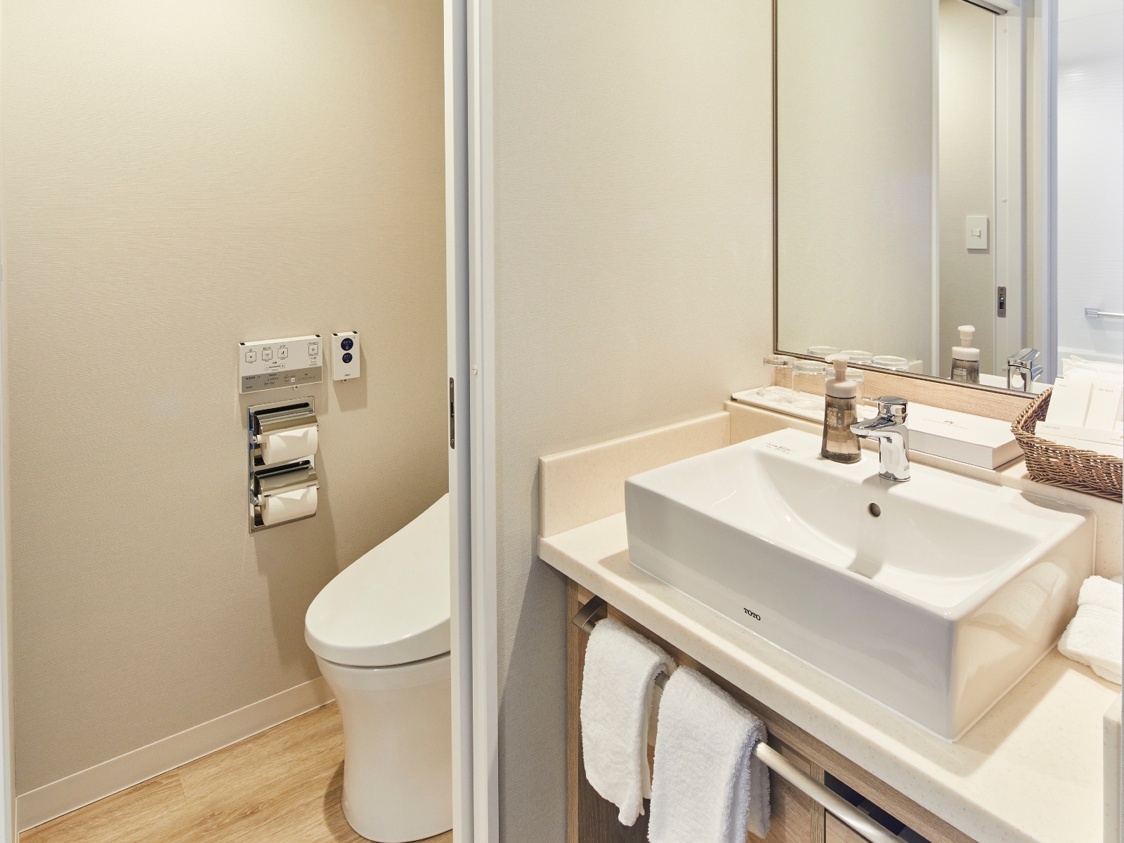 グランドニッコー東京ベイ舞浜 ◇「ニッコースーペリアルーム」のお手洗いと独立洗面台（一例）