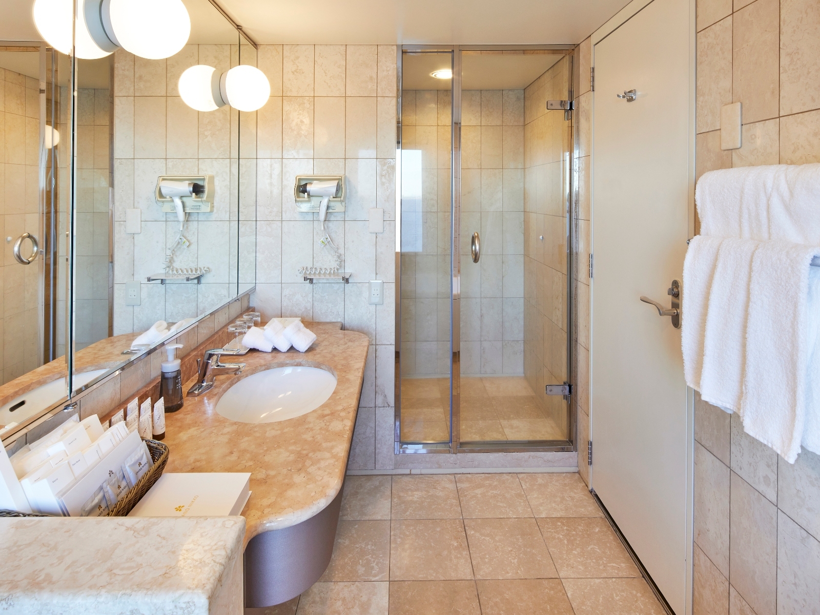 グランドニッコー東京ベイ舞浜 ◇バスタブとは別にガラス張りのシャワーブースをご用意。...