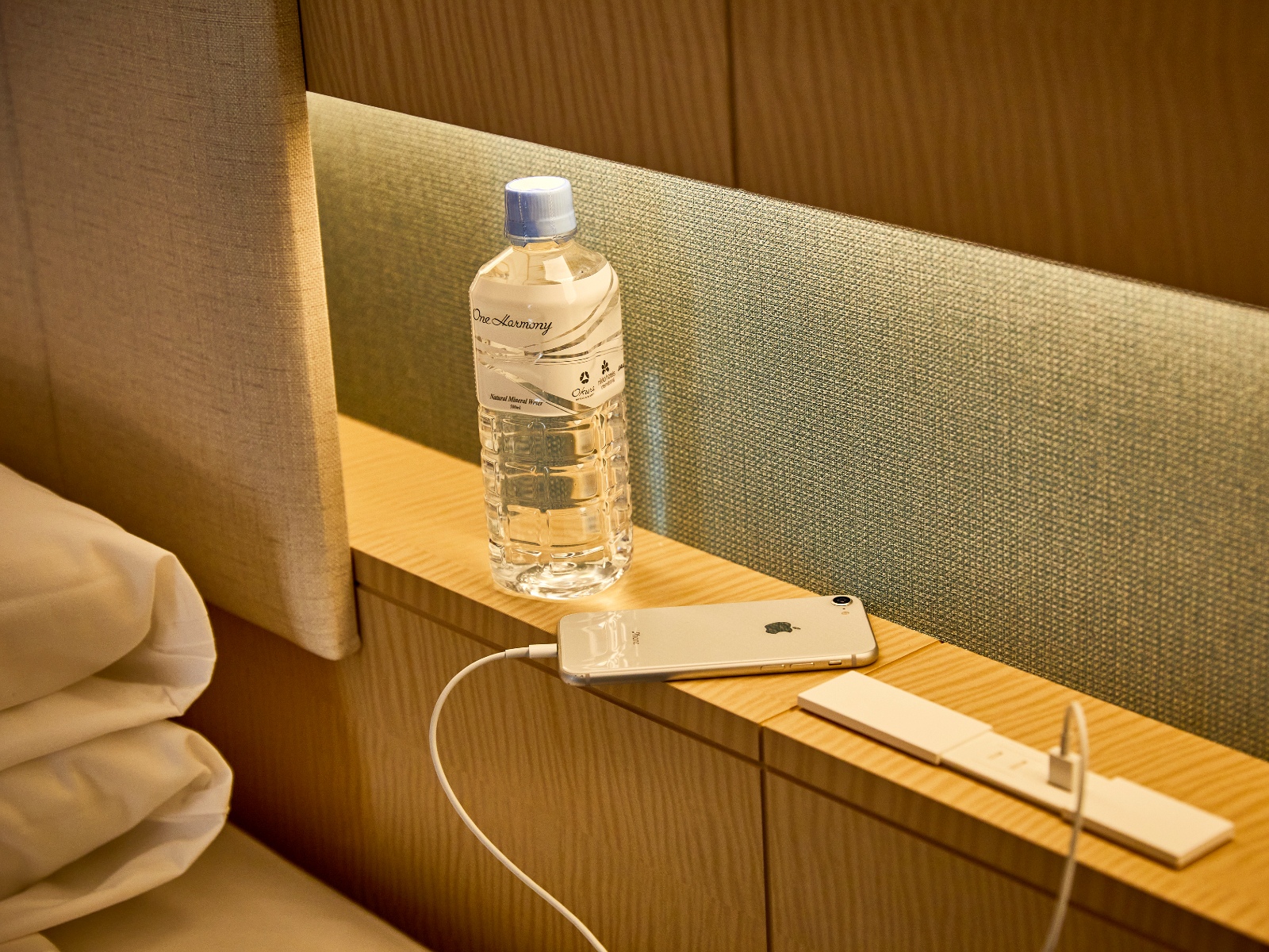 グランドニッコー東京ベイ舞浜 ◇レインボーフロアのお部屋のベッド横には、コンセントと...