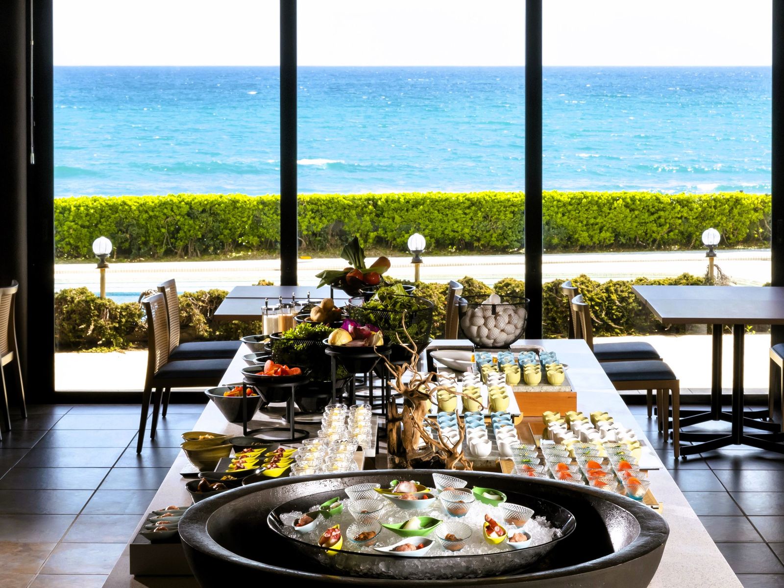 鴨川グランドホテル 【早期予約45】でリゾートステイ　彩り豊かな豪華和洋メニューのバイキング