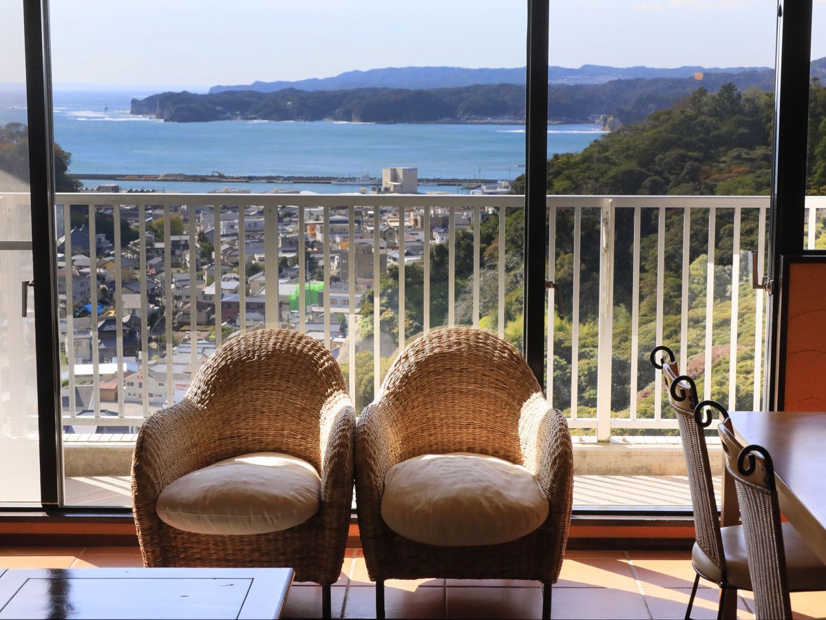 勝浦ヒルトップホテル＆レジデンス 遠景に海、山、勝浦市街を望むお部屋からの眺望　※スーペ...