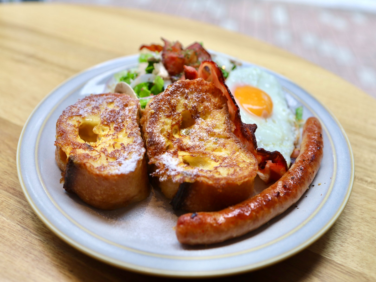 アパホテル〈東京西葛西駅前〉 【朝食付き】自慢のフレンチトーストと特製サラダの人気メニュー3種から選べるモーニングプレート