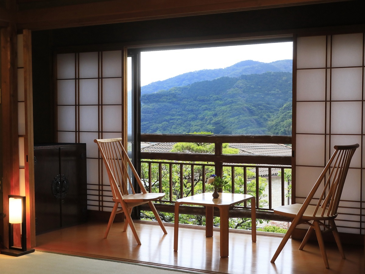 ゆがわら風雅 バス付き和室ハリウッドツインベッド◆お部屋から下を覗く...