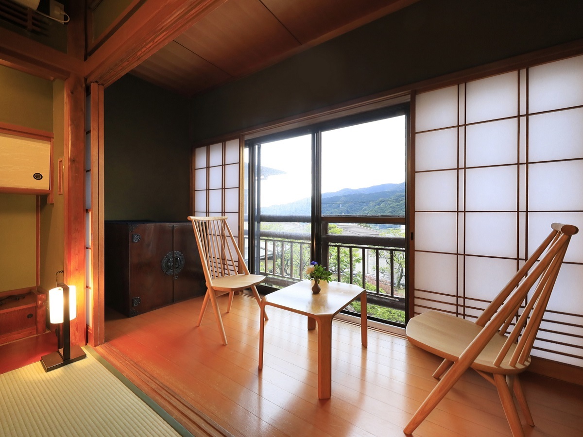 ゆがわら風雅 バス付き和室ハリウッドツインベッド◆お部屋から下を覗く...