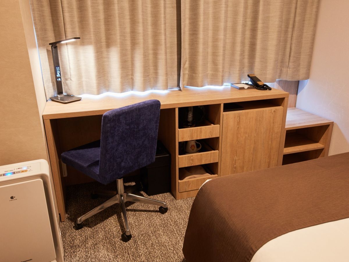 レンブラントスタイル本厚木 【シングルルーム】ベッドは幅140センチのセミダブルサ...