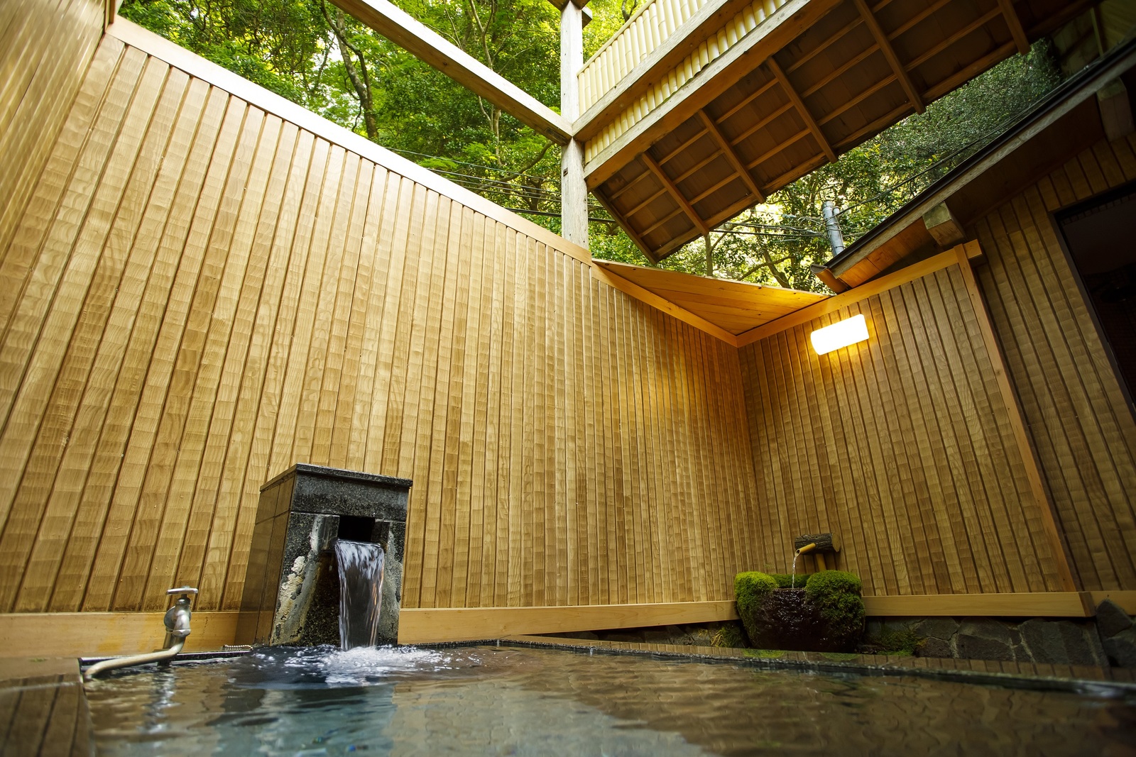 箱根小涌園　三河屋旅館 【本館・温泉露天風呂付】箱根の自然と歴史に触れる自家源泉の湯宿（夕朝食付き）