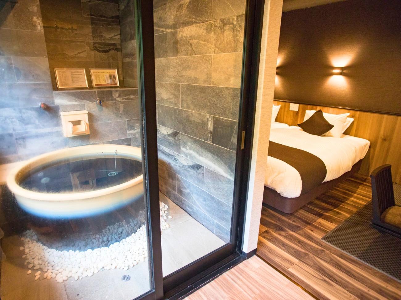 リブマックスリゾート箱根芦ノ湖 【洋モダンスイート和洋室】40平米　信楽焼露天風呂　禁煙