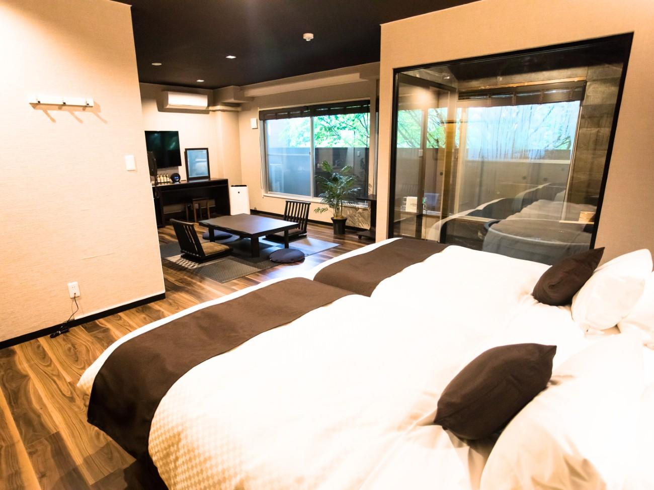 リブマックスリゾート箱根芦ノ湖 【洋モダンスイート和洋室】40平米　信楽焼露天風呂