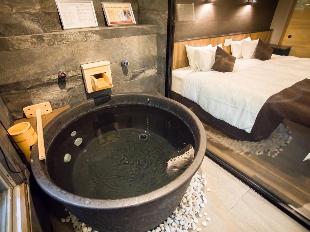 リブマックスリゾート箱根芦ノ湖 【洋モダンスイート和洋室】40平米　信楽焼露天風呂